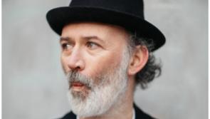 Irish comedian warns fans they'll be 'kicked out' of show for using smartphones 