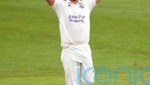 Nottinghamshire hammer Leicestershire to return to the summit