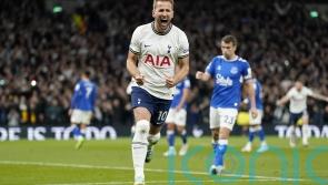 Harry Kane penalty helps Tottenham keep up pressure at top with win over Everton