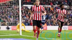 Sunderland close in on play-off places with victory over 10-man Middlesbrough