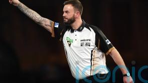 Unbeelievable! Ross Smith stung by wasp on stage after beating Niels Zonneveld