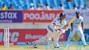 England&rsquo;s hopes fade as India stretch lead past 400