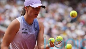 Iga Swiatek battles back to extend winning French Open run to 25 matches