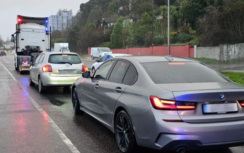 Unmarked garda lorry delivers points and fines to drivers 'spotted swiping on their phones' 