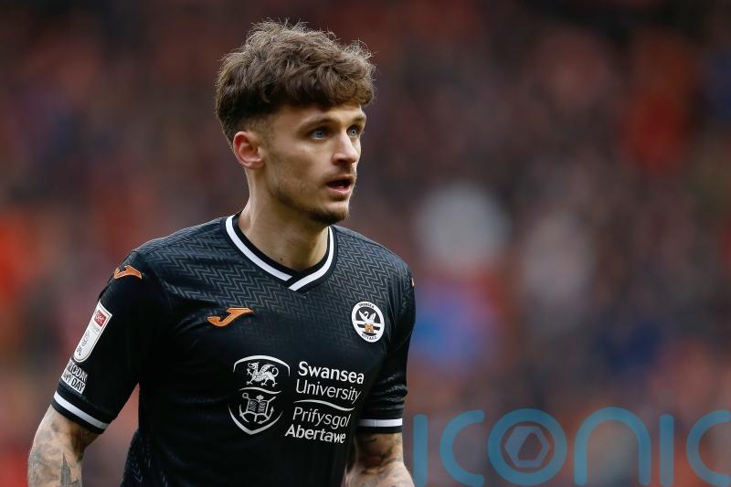 Midfielder Jamie Paterson extends his Swansea contract until the summer of 2024