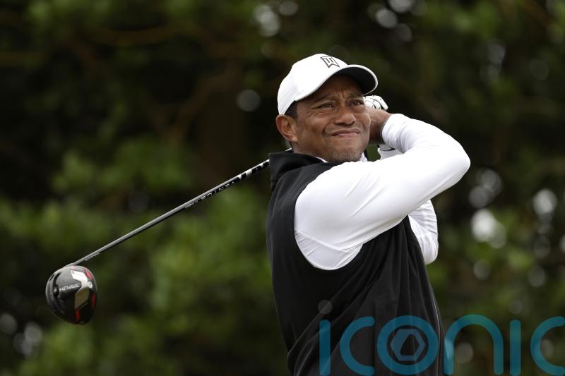 Tiger Woods struggles to make headway in unlikely bid to make Open cut
