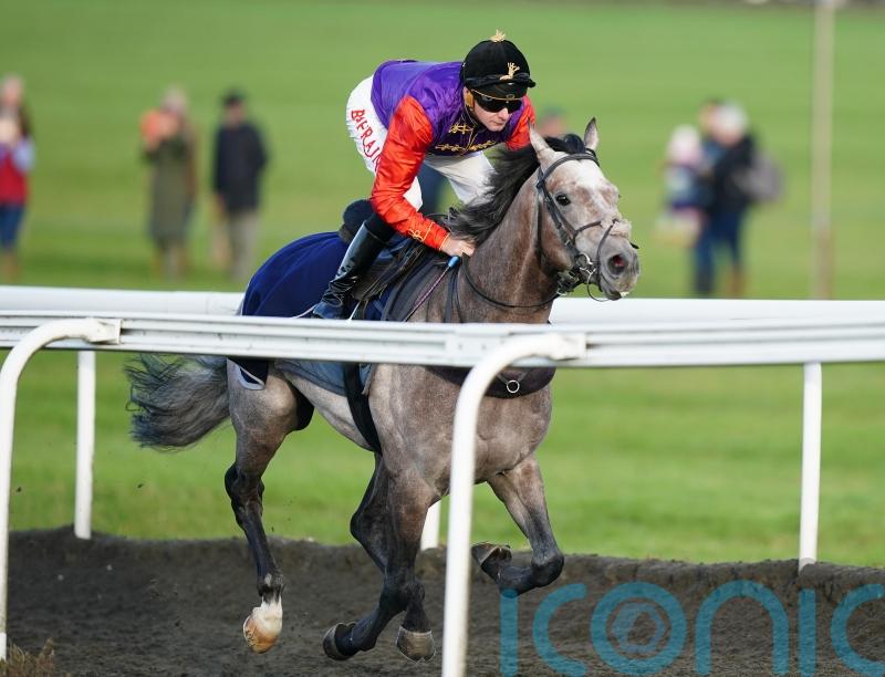 Newmarket salutes the Queen with royal gallopers