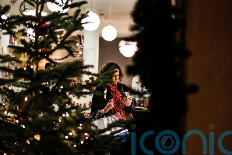 GUIDE: How can I manage my Christmas spending this year?