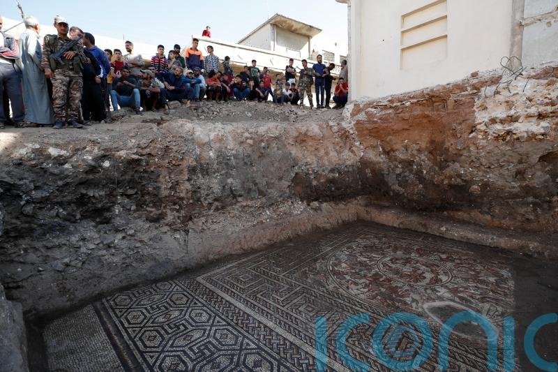 Archaeologists dig up Roman mosaic