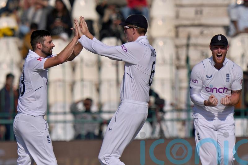 Pakistan make England work hard for wickets but cannot shift momentum before tea