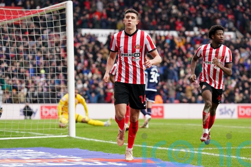 Sunderland close in on play-off places with victory over 10-man Middlesbrough