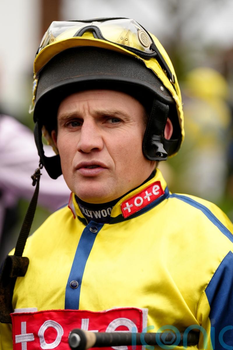 Jamie Moore taken to hospital after Fontwell fall