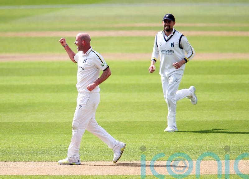 Chris Rushworth fires Division One leaders Warwickshire to win over Essex