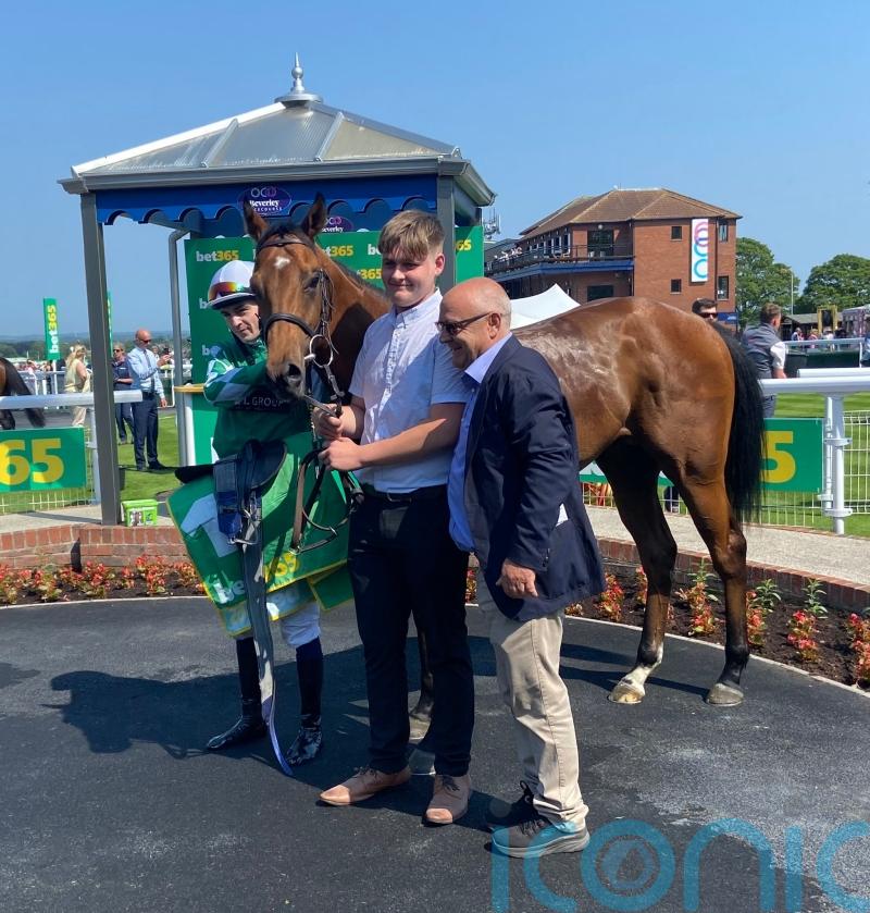 Bombay Bazaar swoops late for Beverley honours