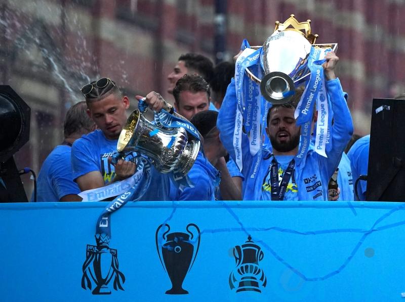 Rain and threat of lightning fail to dampen Manchester City&rsquo;s trophy parade