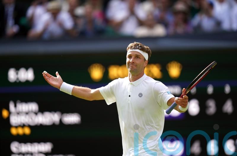 Uninterrupted sunshine for Wimbledon fans as British stars look to progress
