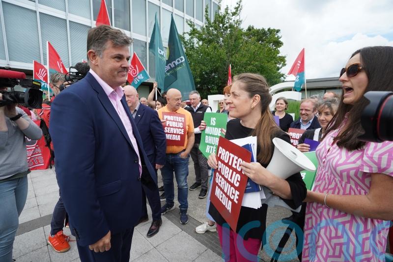 Bakhurst speaks to RTE staff during rally over funding