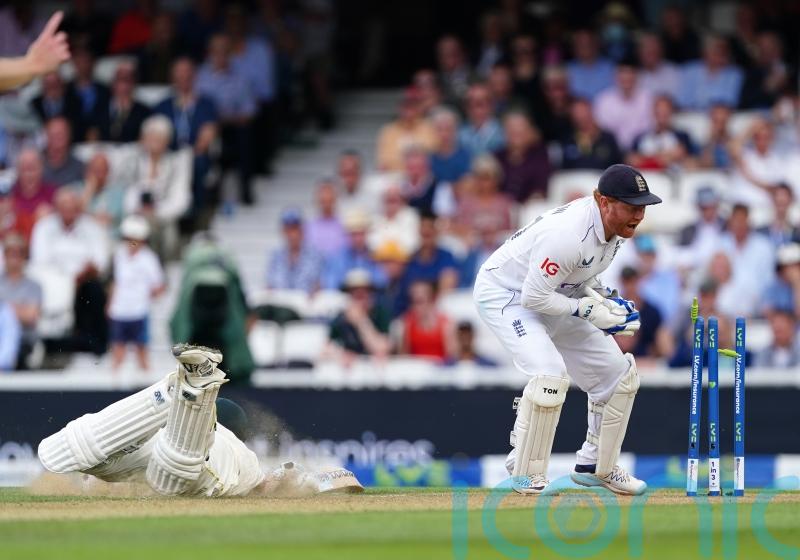 Steve Smith run-out reprieve leaves England facing narrow first-inning deficit