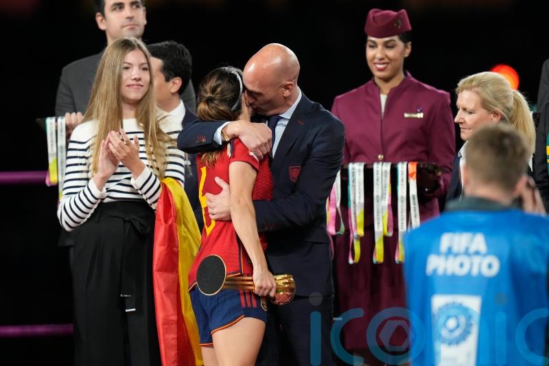 Spanish federation president apologises for kissing one of the players