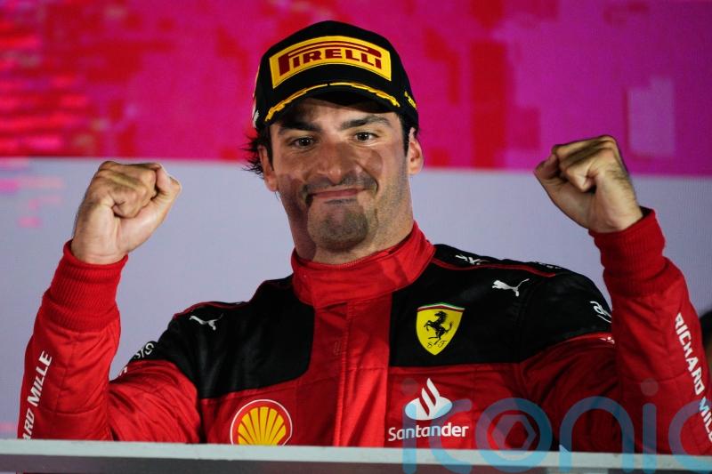 Carlos Sainz holds on for victory in Singapore as Red Bull&rsquo;s winning run ends