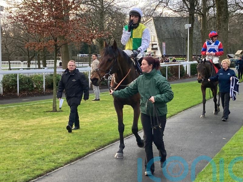 Famous Bridge digs deep for Tommy Whittle win