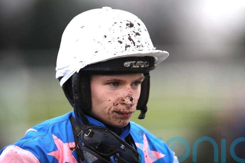 Sutton sits tight to steer Santos Blue to victory