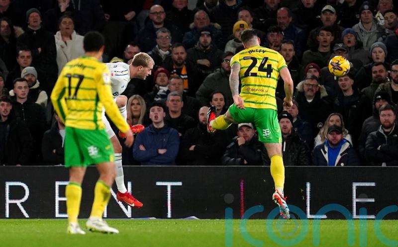 Patrick Bamford nets winner as Leeds beat Norwich to keep pressure on top two