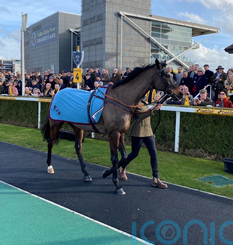 Altior delights racegoers with Newbury parade
