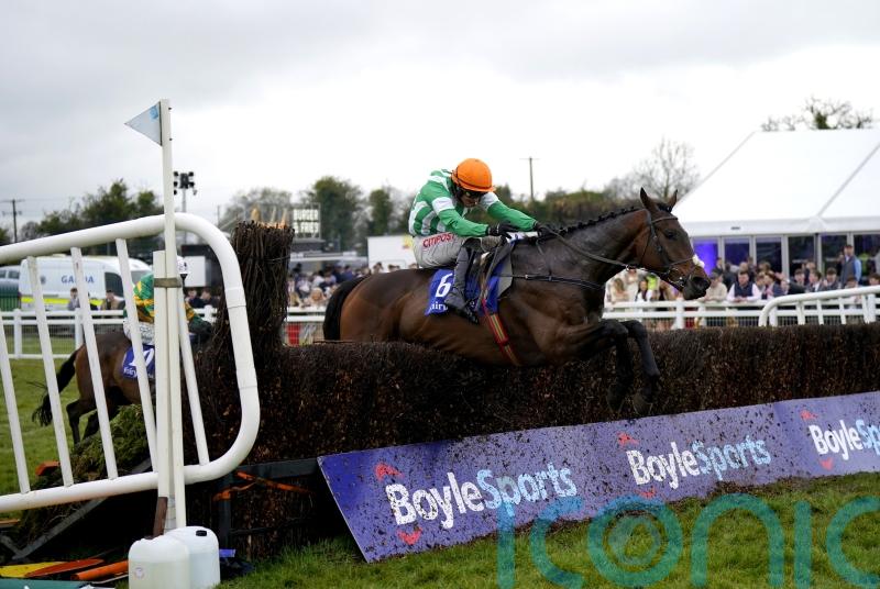 Mullins looking to hit title rivals for six in Scottish National