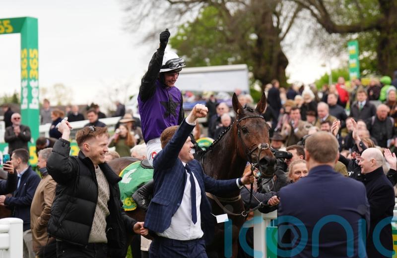 Minella Cocooner grabs Sandown Gold for Mullins team