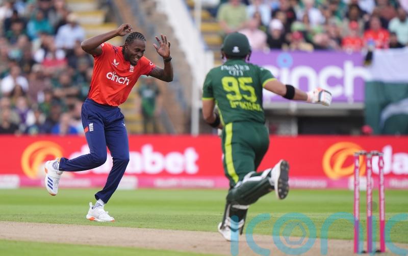 Returning Jofra Archer helps England beat Pakistan to take T20 series lead