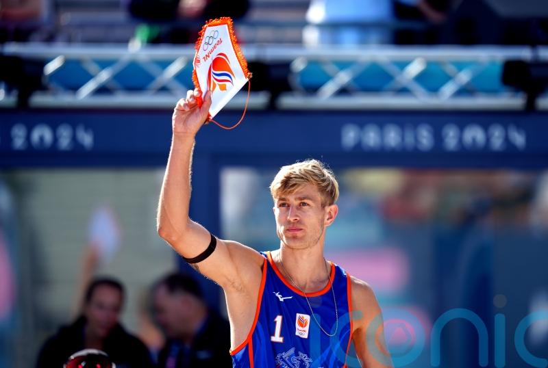 Crowd boos convicted child rapist Steven van de Velde at beach volleyball