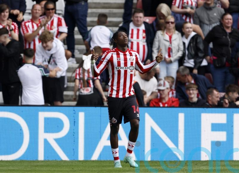 Romaine Mundle&rsquo;s goal beats Burnley and takes Sunderland top of Championship