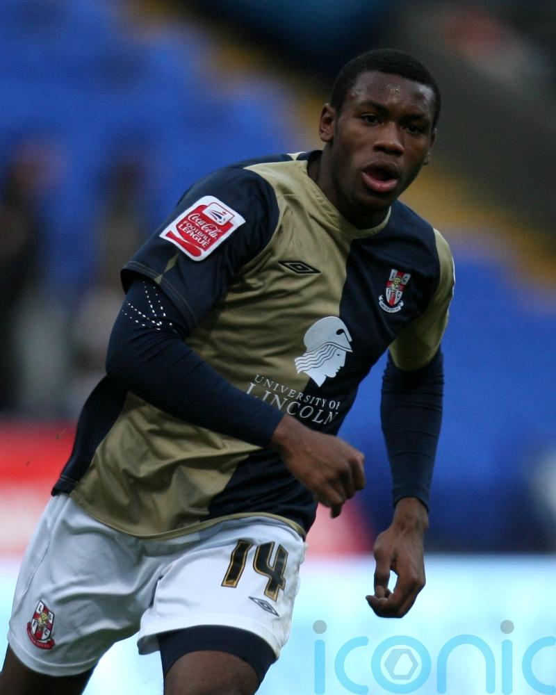 York beat 10-man Fylde to go top of the National League table