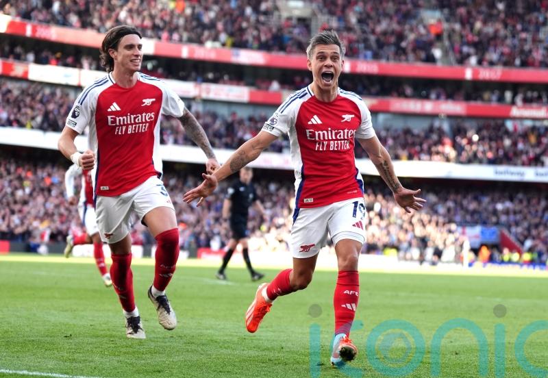 Arsenal strike twice in stoppage time to see off stubborn Leicester