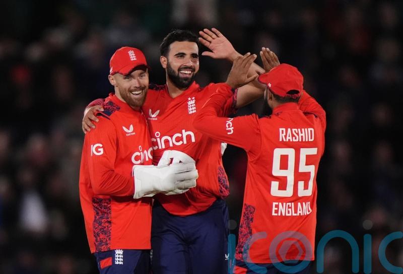 Saqib Mahmood keen to play all formats for England despite new white-ball deal
