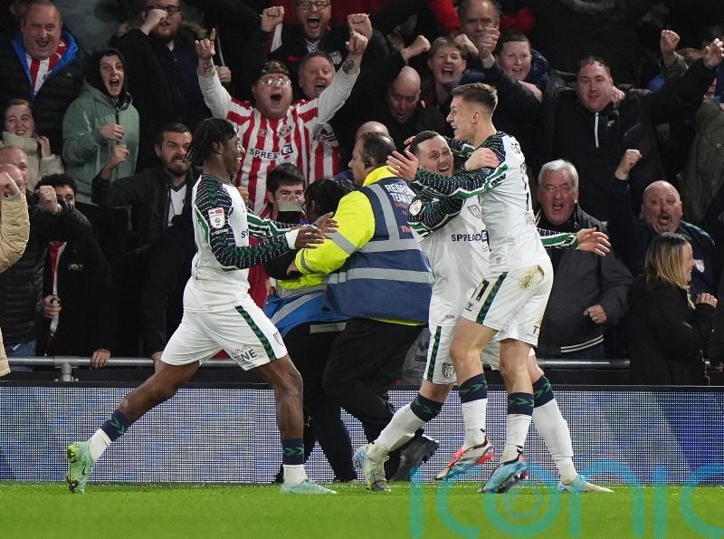 Sunderland edge past Luton to extend lead at Championship summit