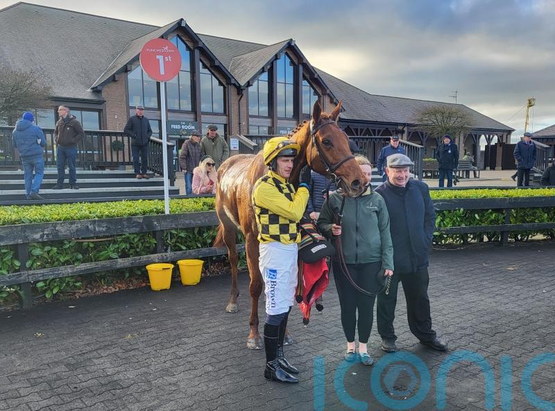 Dancing City obliges at first time of asking over fences