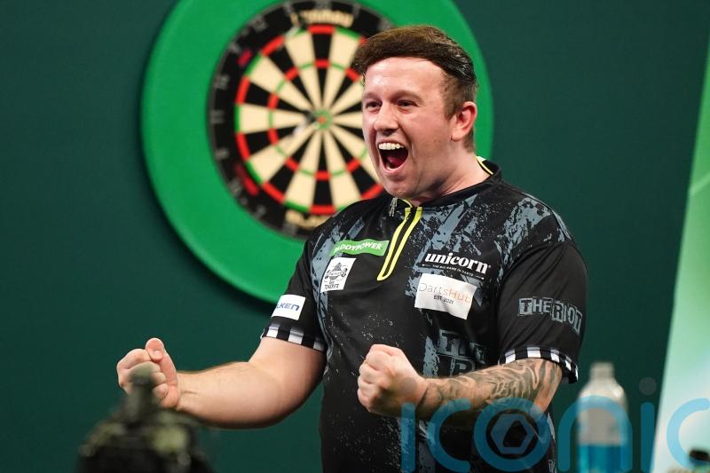 Callan Rydz keeps up perfect record to reach World Championship last 16