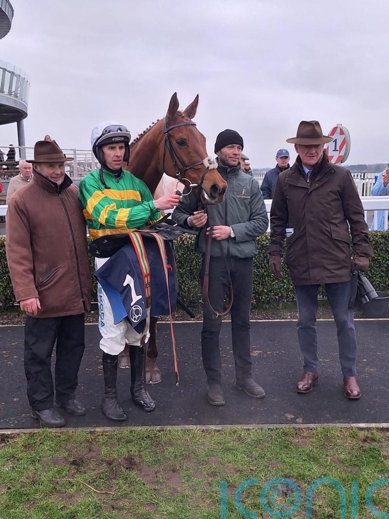 Dinoblue on top in Opera Hat thriller