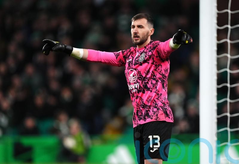 Jordan Smith shines but Alasana Manneh sent off as Hibernian draw with St Mirren