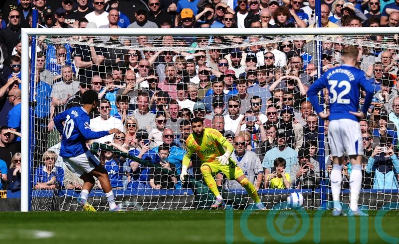 Arsenal&rsquo;s slim title challenge almost over after Everton draw