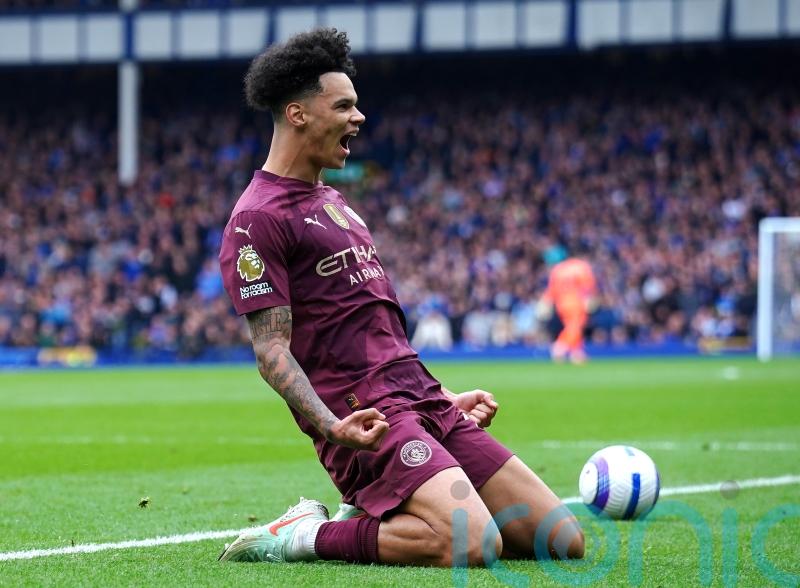 Manchester City score late goals at Everton to boost Champions League chances