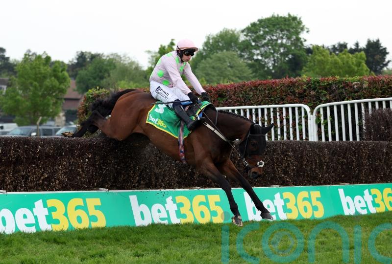 Gaelic Warrior easily conquers Oaksey rivals