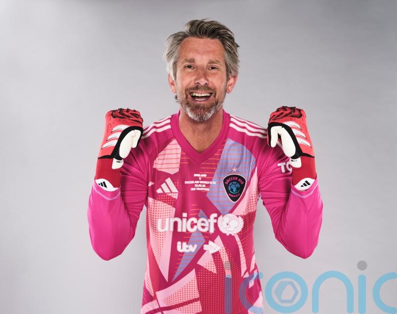 Edwin van der Sar hopes lightning can strike twice for Manchester United