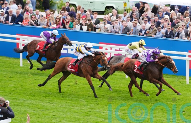 Persica pounces under unstoppable Moore for Diomed gold